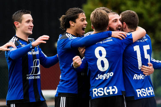 Lorent Callaku and the players of Florø celebrate the 1-0 goal