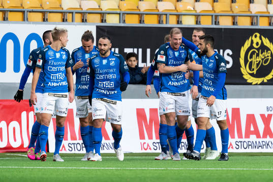 Norrbys spelare jublar efter att Adam Eriksson (skymd i bild) gjort 2-0