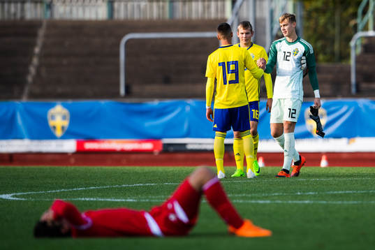 Sveriges Hussein Ali, Jakob Olsson och målvakt Filip Jörgensen jublar