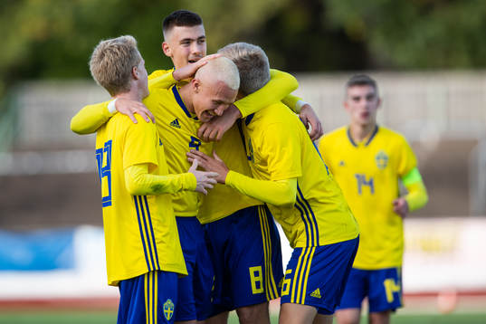 Sveriges David Edvardsson, Karl Landsten, Tim Prica och Dennis Collander jublar efter att Landsten gjort 5-0-målet
