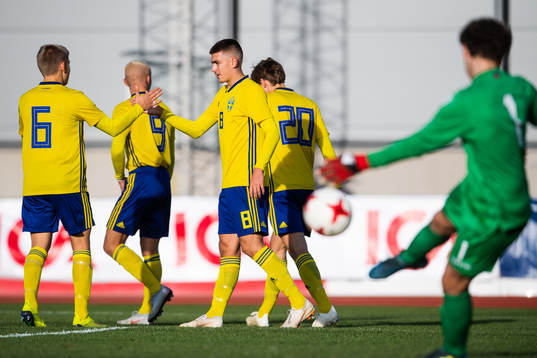 Sveriges Dennis Collander, Karl Landsten, Tim Prica och Oscar Uddenäs jublar efter att Prica gjort 4-0-målet