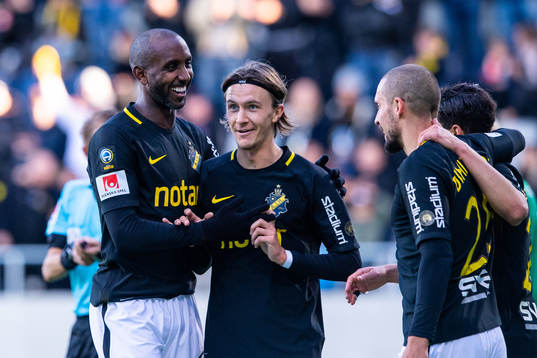 s Henok Goitom, Kristoffer Olsson, Panos Dimitriadis och Tarik Elyounoussi jublar efter 3-0 under fotbollsmatchen i Allsvenskan mellan Dalkurd och AIK den 30 september 2018 i Gävle.