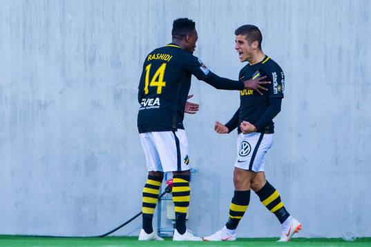s Heradi Rashidi och AIK:s Nicolas Stefanelli jublar efter 4-0 under fotbollsmatchen i Allsvenskan mellan Dalkurd och AIK den 30 september 2018 i Gävle.