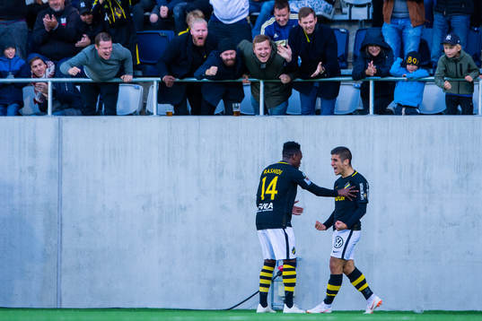 s Heradi Rashidi och AIK:s Nicolas Stefanelli jublar efter 4-0 under fotbollsmatchen i Allsvenskan mellan Dalkurd och AIK den 30 september 2018 i Gävle.