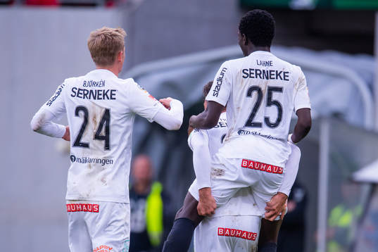 Brommapojkarnas Jack Lahne blir omkramad efter 1-0