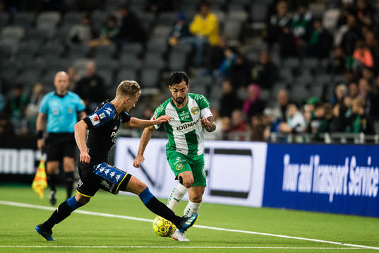 IFK Göteborgs Carl Starfelt i kamp om bollen med Hammarbys