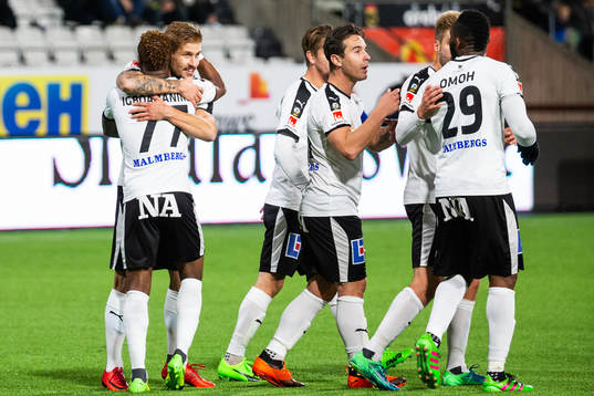 Örebros Kennedy Igboananike jublar med Daniel Björnkvist