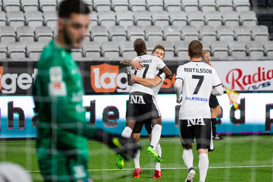 Örebros Kennedy Igboananike jublar