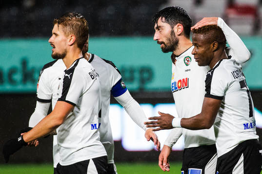 Örebros Nahir Besara jublar med Kennedy Igboananike efter att Besara gjort 3-0-målet