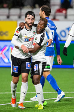 Örebros Nahir Besara jublar med Kennedy Igboananike efter att Besara gjort 4-0-målet