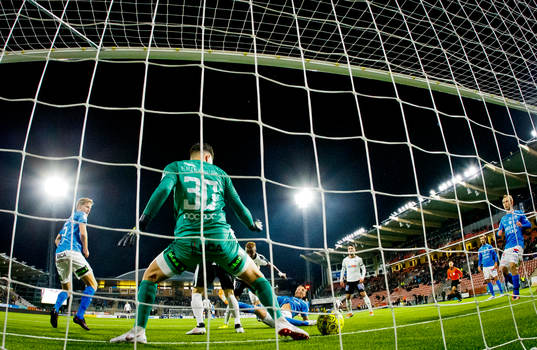 Örebros Kennedy Igboananike gör 2-0 på Trelleborgs