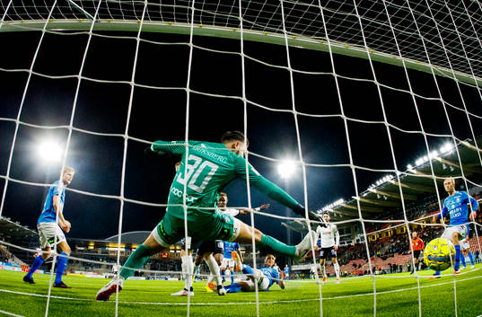 Örebros Kennedy Igboananike gör 2-0 på Trelleborgs
