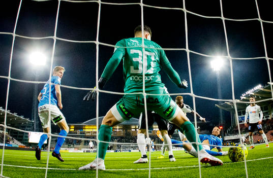 Örebros Kennedy Igboananike gör 2-0 på Trelleborgs