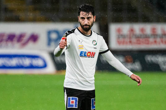 Örebros Nahir Besara gör jublar och gör tummen upp