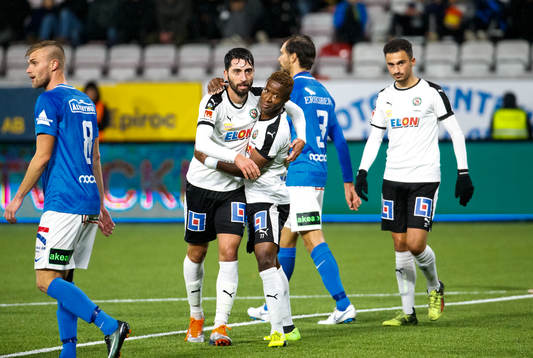 Örebros Nahir Besara jublar med Kennedy Igboananike