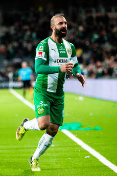 Hammarbys Kennedy Bakircioglu jublar med en öl efter 3-0 på en frispark