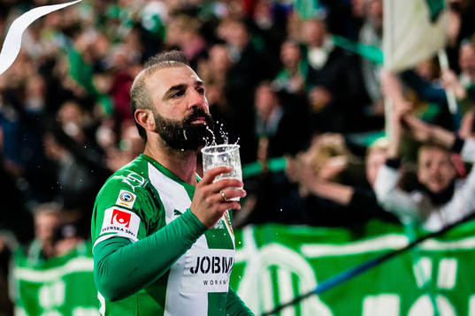 Hammarbys Kennedy Bakircioglu jublar med en öl