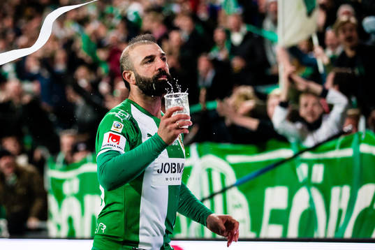 Hammarbys Kennedy Bakircioglu jublar med en öl