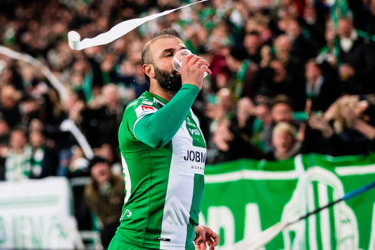 Hammarbys Kennedy Bakircioglu jublar med en öl