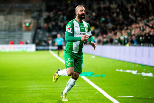 Hammarbys Kennedy Bakircioglu jublar med en öl