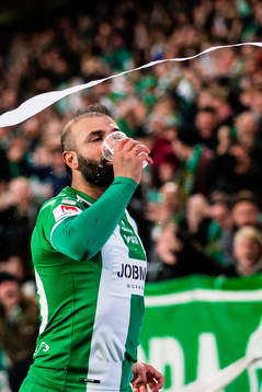 Hammarbys Kennedy Bakircioglu jublar med en öl