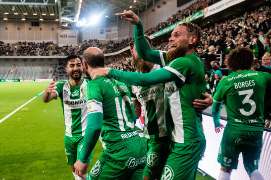 Hammarbys Kennedy Bakircioglu jublar med David Fällman och Jiloan Hamad efter 3-0