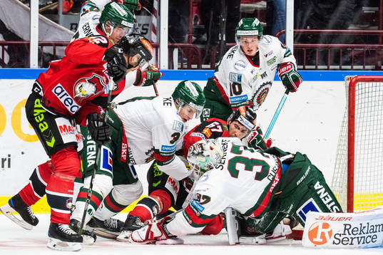 Malmö Redhawks Konstantin Komarek i kamp om pucken med Tim