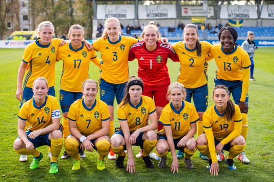 Sveriges Saga Jontoft, Cornelia Kapocs, Linn Bogren, målvakt Moa Edrud, Josefin Harrysson, Evelyn Ijeh, Agnes Nyberg, Clara Härdling, Linn Vickius, Wilma Ljung Klingwall och Tilde Lindwall poserar för lagbild innan fotbollsmatchen i EM-kvalet för F18 mellan Sverige och Kazakstan den 3 oktober 2018 i Helsingborg.