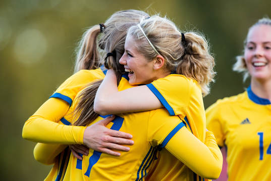 Sveriges Wilma Ljung Klingwall kramar om Cornelia Kapocs efter 2-0