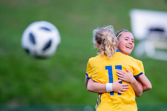 Sveriges Clara Härdling kramar om Wilma Ljung Klingwall efter 6-0