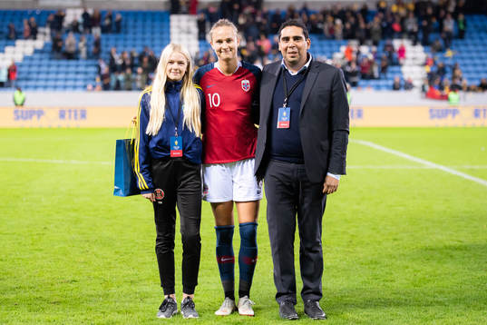Daniel Malmberg och Elsa Alfredsson med Norges Caroline Graham Hansen efter slutsignalen