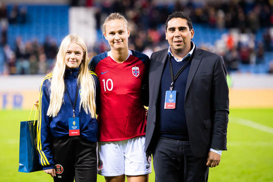 Daniel Malmberg och Elsa Alfredsson med Norges Caroline Graham Hansen efter slutsignalen