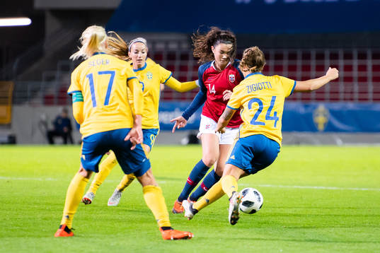 Norges Ingrid Syrstad Engen omringad av Sveriges Caroline