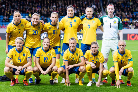 Sveriges Julia Karlernäs, Mimmi Larsson, Sofia Jakobsson, Linda Sembrant,Magdalena Eriksson, målvakt Hedvig Lindahl och första raden Nilla Fischer, Anna Anvegård, Hanna Glas,m Olivia Schough och Caroline Seger