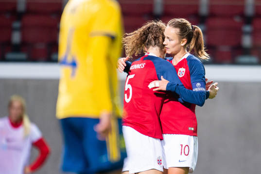 Norges Synne Skinnes Hansen och Caroline Graham Hansen jublar efter 2-1 målet