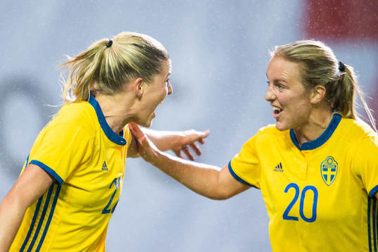 Sveriges Olivia Schough och Mimmi Larsson jublar