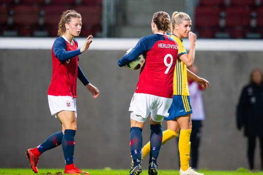 Norges Synne Skinnes Hansen och Isabell Herlovsen jublar