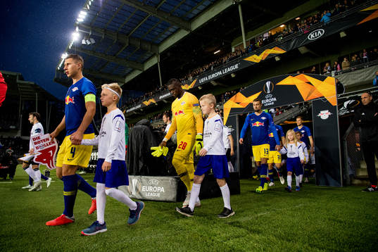 Goalkeeper Yvon Mvogo of RB Leipzig