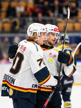 Djurgårdens Marcus Davidsson jublar med målskytten till