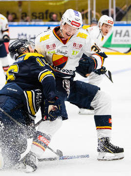 s Markus Ljungh tacklas av Djurgårdens Olle Alsing