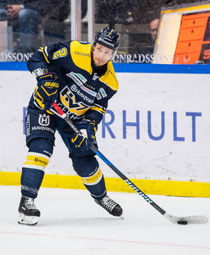 s Kristofer Berglund med pucken