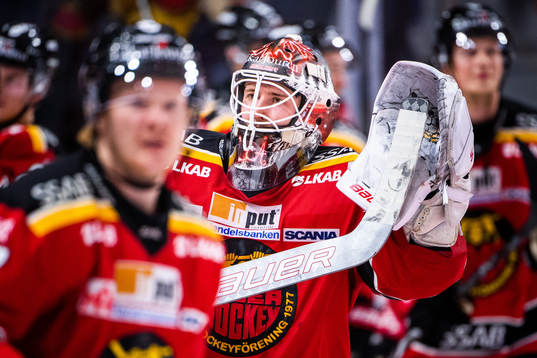 Luleås målvakt Joel Lassinatti jublar