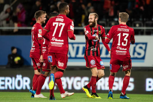 Östersunds Curtis Edwards jublar med lagkamrater efter 1-0