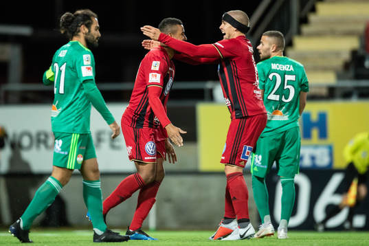 Östersunds Noah Sonko Sundberg jublar med Douglas Bergqvist efter 3-0