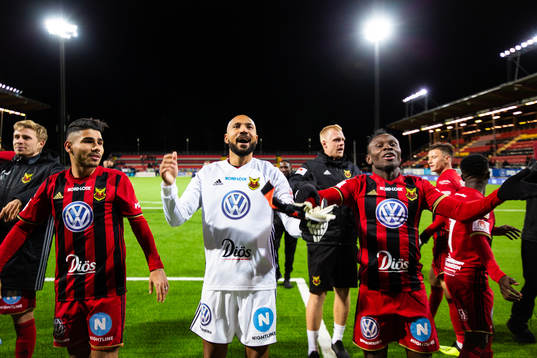 Östersunds målvakt Aly Keita  jublar med Hosam Aiesh  och Samuel Laryea Mensiro
