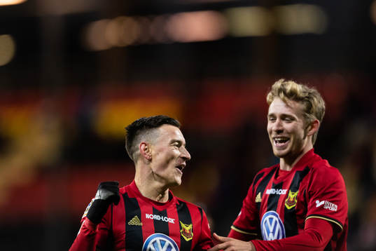 Östersunds Jamie Hopcutt jublar efter 2-0 målet med Ludvig Fritzson 
