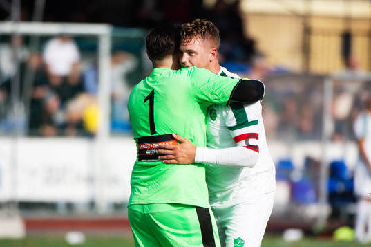 Limhamns målvakt Dejan Malenovic och Eric Löf omfamnar varandra