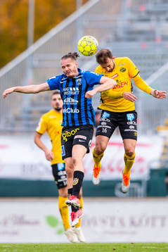 Sirius Jonas Lindberg och Elfsborgs Robert Gojani i en nickduell
