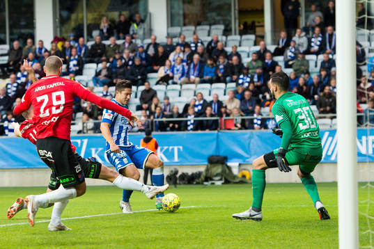 IFK Göteborgs David Boo Wiklander har en målchans som han