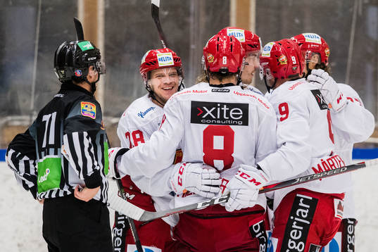 Almtunas Lucas Sandström jublar med lagkamrater